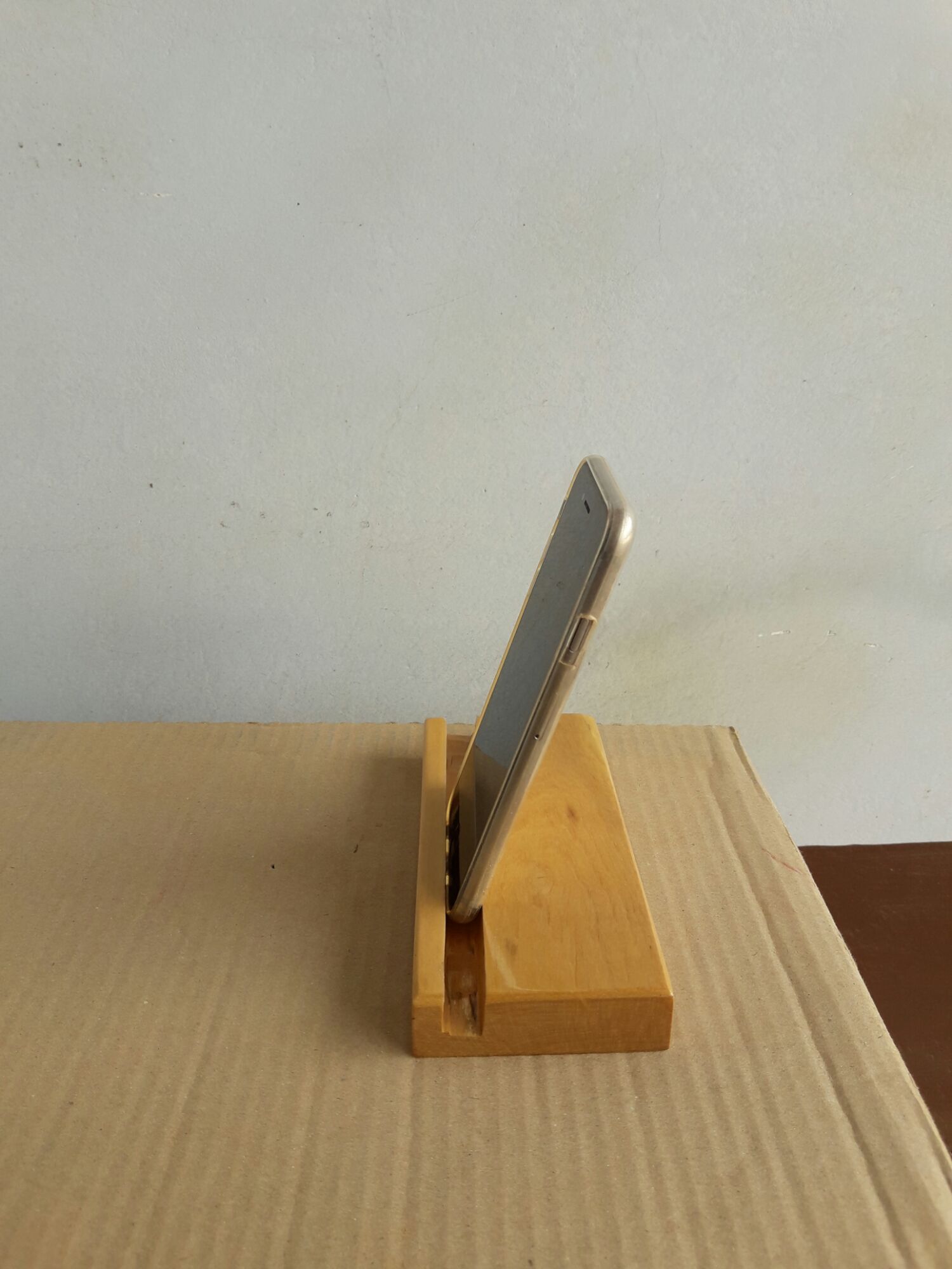 kệ gỗ để điện thoại