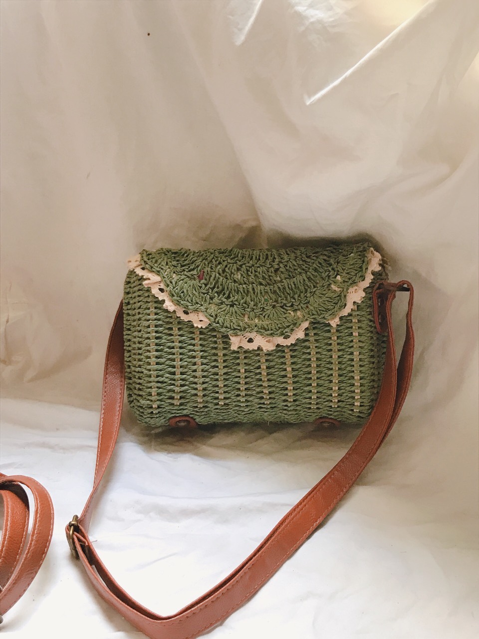 { TÚI ĐI BIỂN } Túi đeo chép bằng sợi cói nhân tạo dạng bì thư, dây đeo chéo bằng da và lót trong bằng vải họa tiết hoa nhí xinh xắn Kích Thước 20 * 14 * H 7 cm Dây dài 40 cm