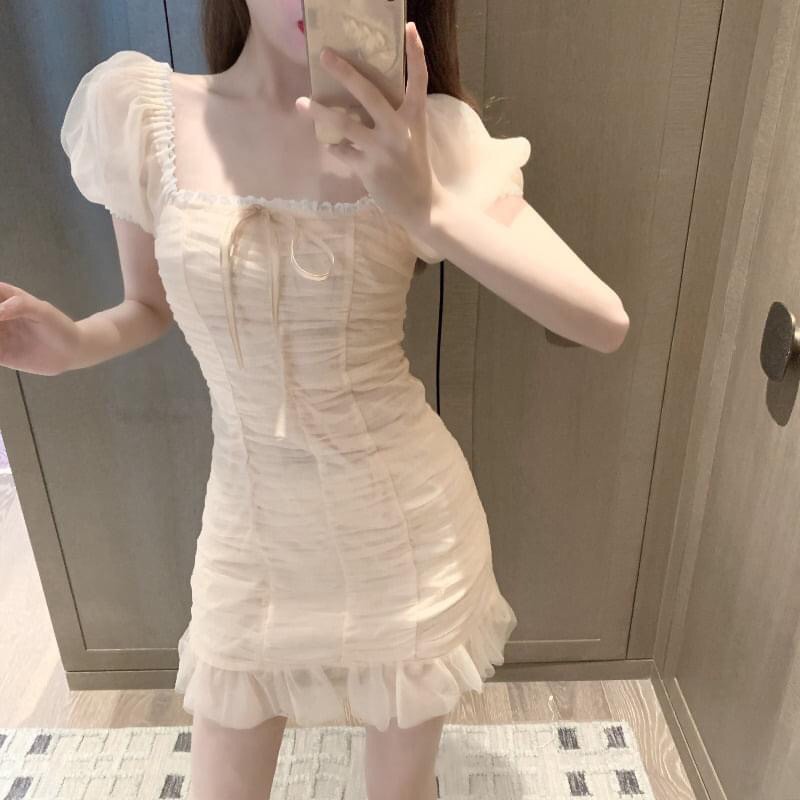 Đầm ren nhúng tay phồng ôm body