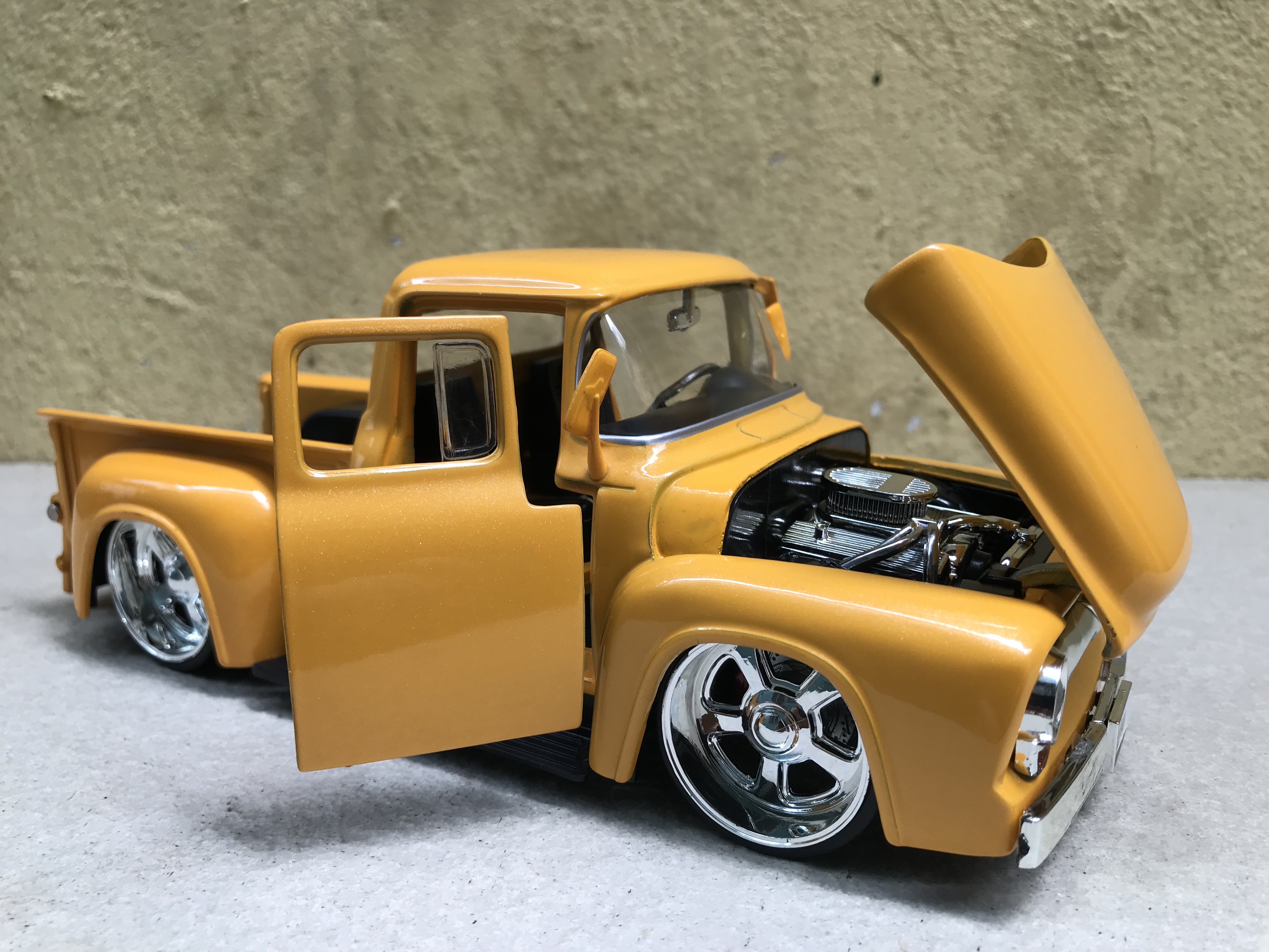 Mô hình xe cổ CHEVY SUBURBAN 1957 1:24