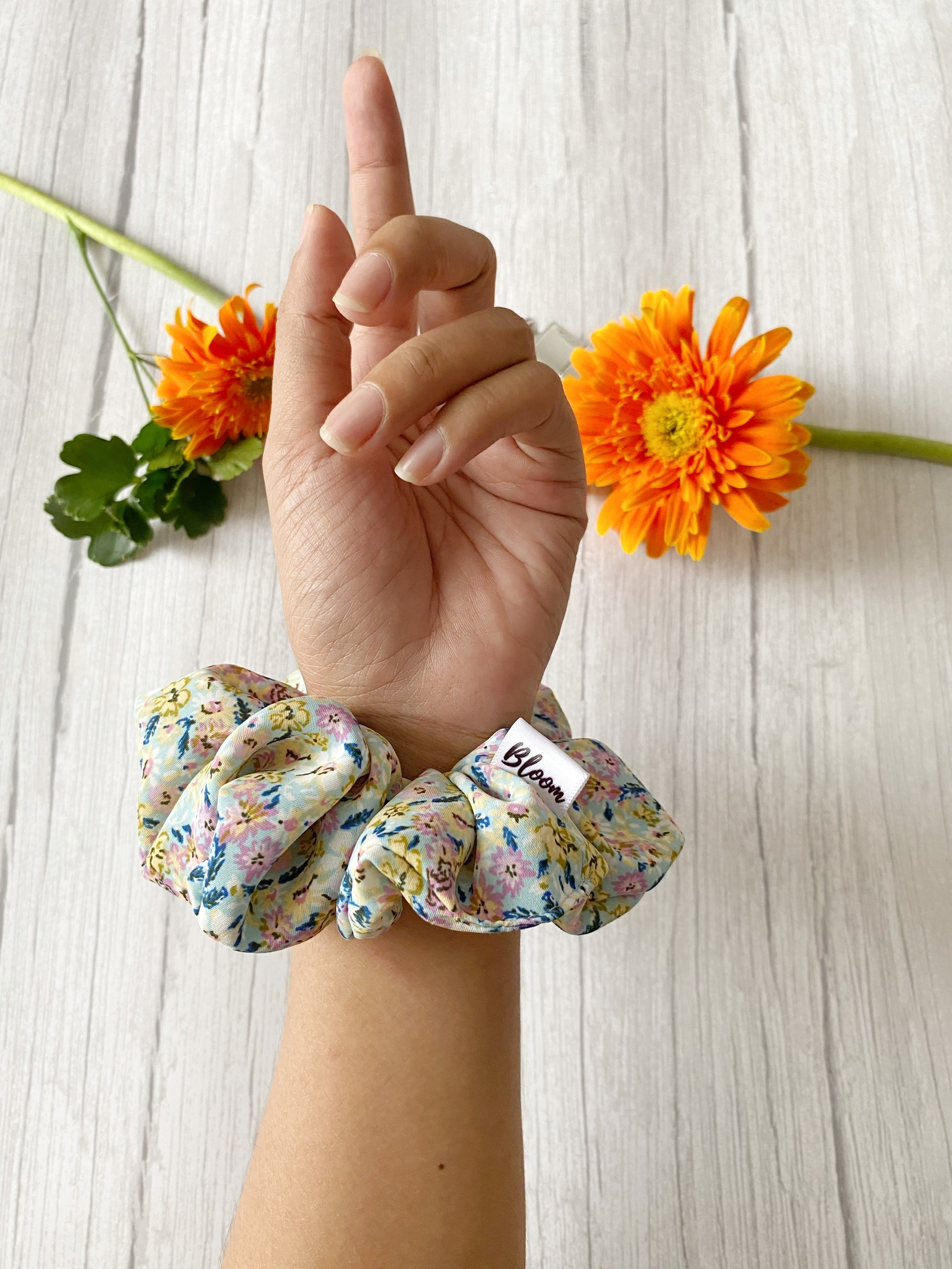 Dây cột tóc lụa mango hoa nhí nền xanh mint Standard_ Scrunchies