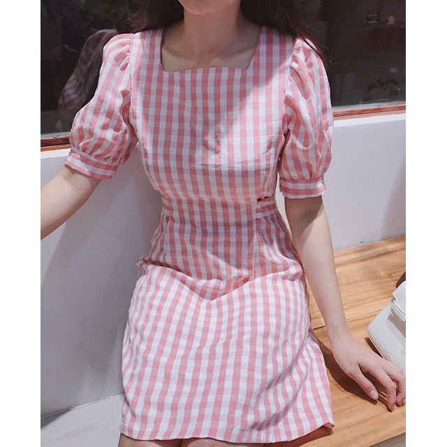 Đầm caro hồng cổ vuông