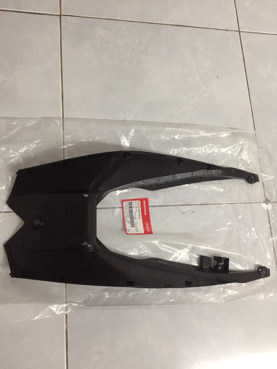 ỐP YẾM GIỮA HỌNG XĂNG,ỐP TRUNG TÂM XE WINNER V1 ZIN HÃNG HONDA 64325-K56-N10