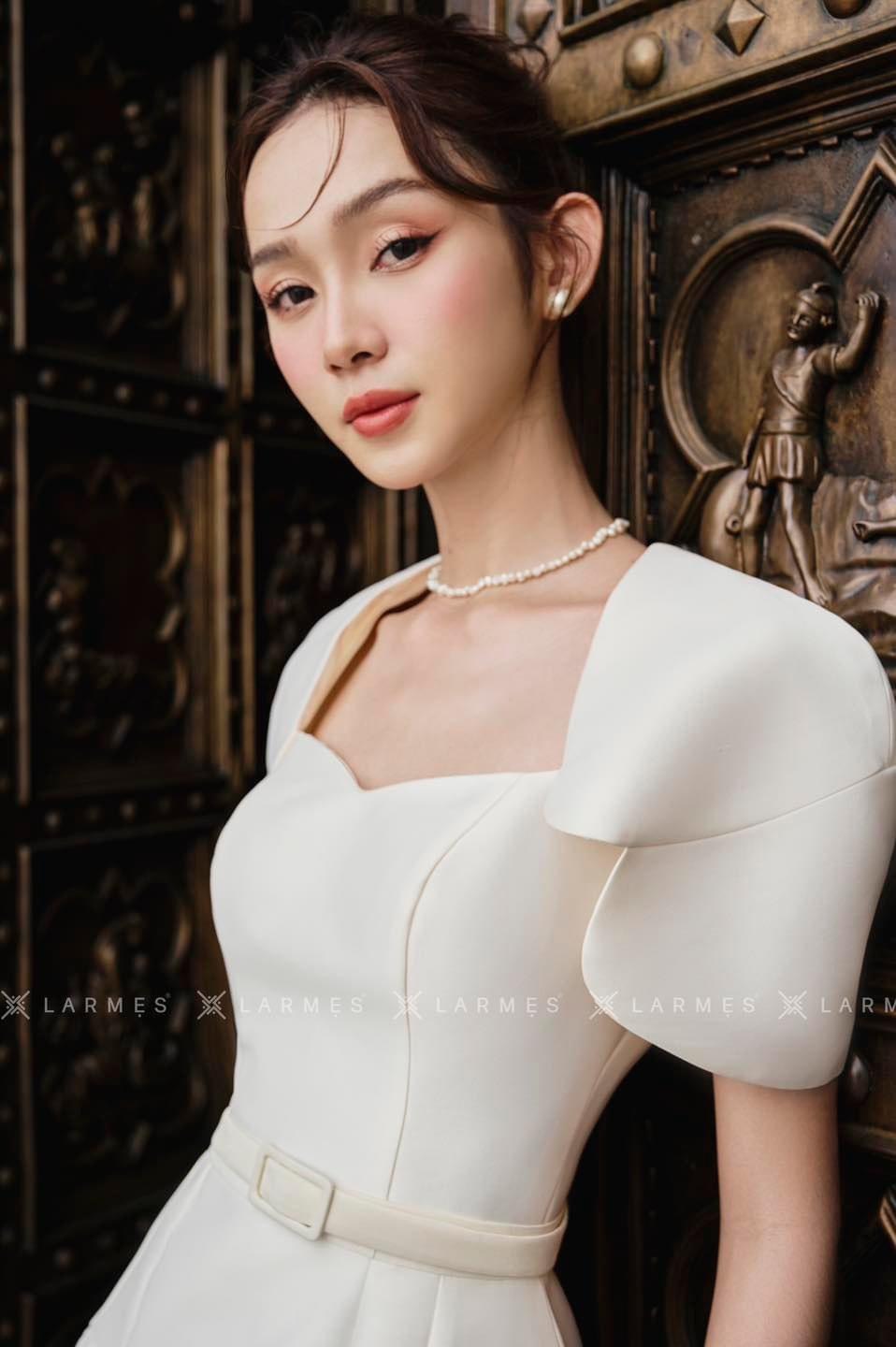 LARMES - Đầm vai cape dáng dài Swing