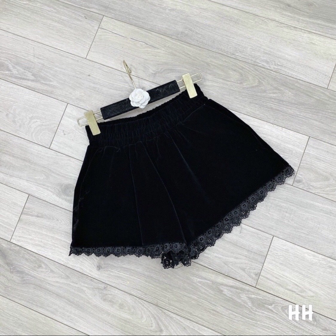 Quần Short Nhung Mịn Lưng Cao Phối Ren Viền KT