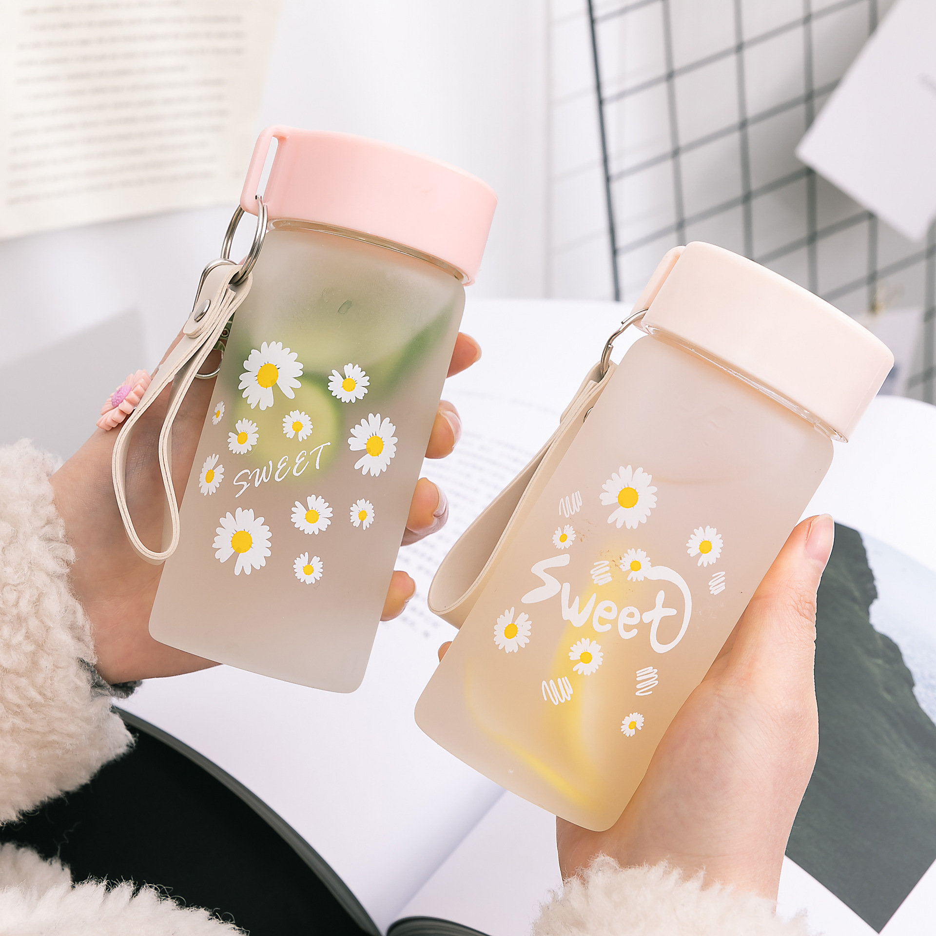 Bình nước hoa cúc nhiều màu cực xinh hot trend
