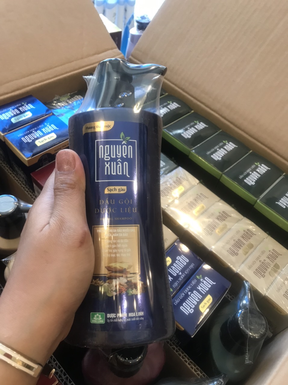 Dầu gội Dược liệu Nguyên Xuân Dưỡng tóc, phục hồi hư tổn 350ml chai có vòi