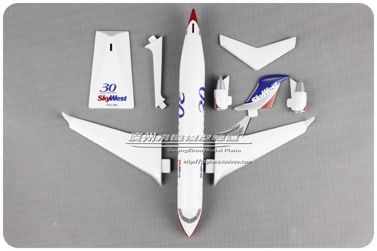 Mô hình máy bay CRJ-200 SkyWest tỉ lệ 1:100