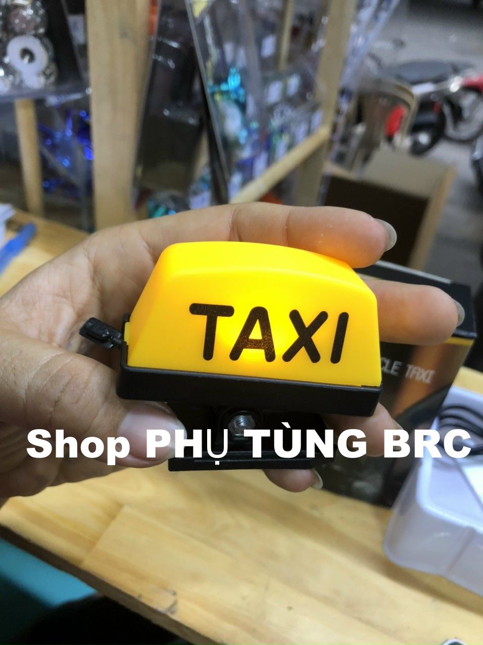 Đèn LED TAXI gắn chân kiếng xe máy ( đèn có 4 chế độ sáng, dùng pin sạc, kèm dây sạc cổng USB)