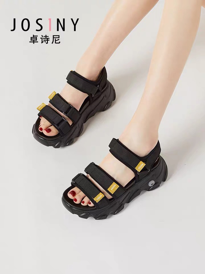 Sandal nam nữ hot trend 2021