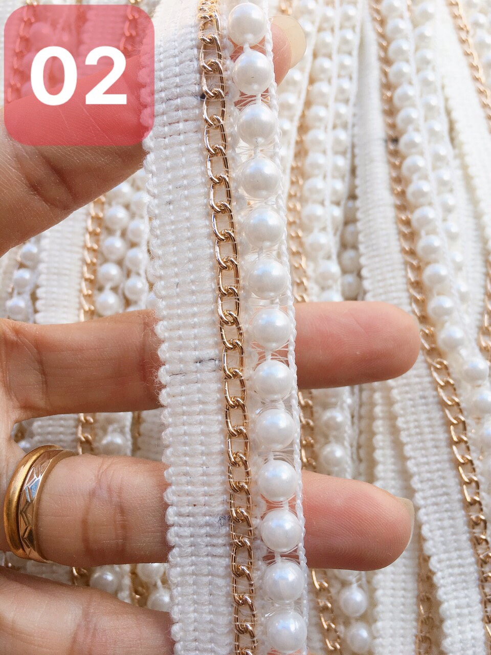 Dây ren mã 02 dây xích phối ngọc sử dụng để may phối áo dạ áo nỉ, hoặc dùng đế phối quần áo váy túi xách hoặc làm đồ trang trí nhà cửa đều được. Giá bán 1M hoặc 5M vui lòng chọn theo phân loại