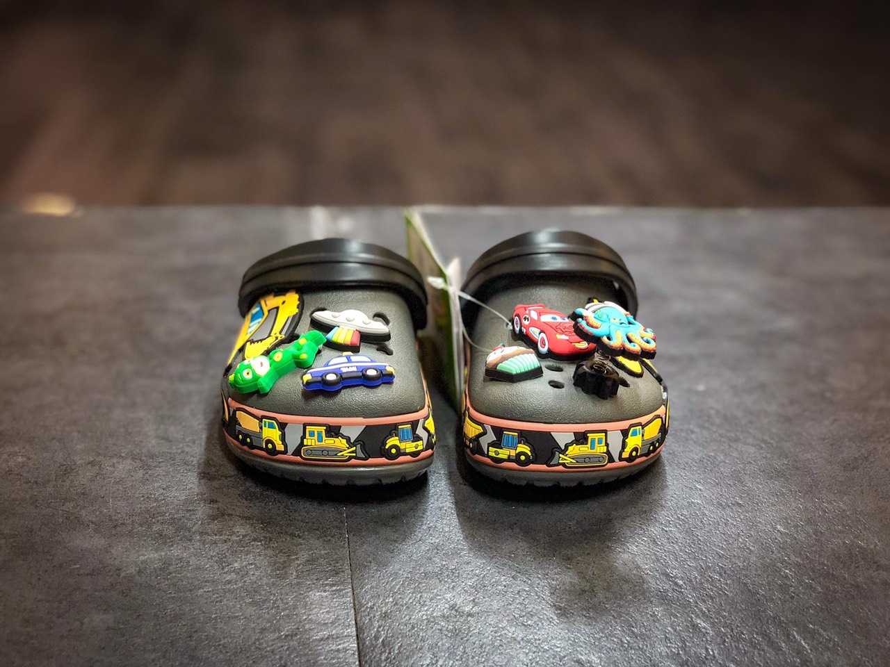 DÉP SỤC TRẺ EM CROCS- IN HÌNH XE CẨU
