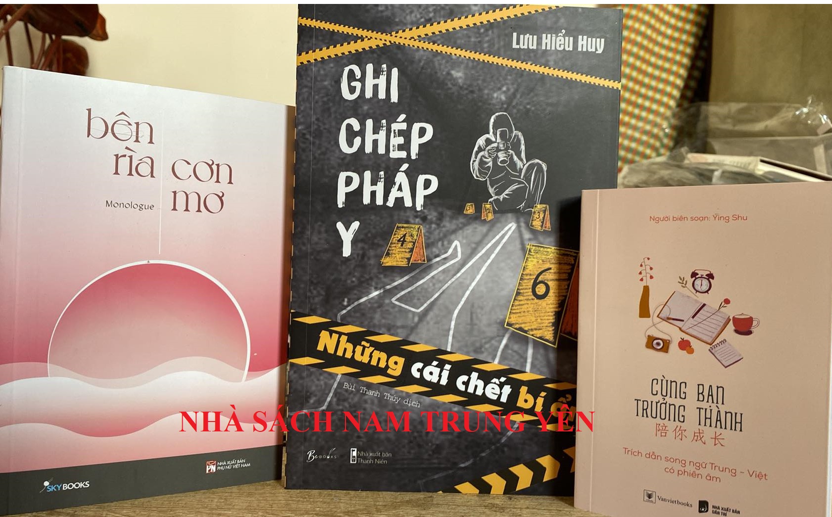 Sách - Bên Rìa Cơn Mơ - Monologue (Tặng kèm Postcard+bookmark xinh xắn - số lượng giới hạn)