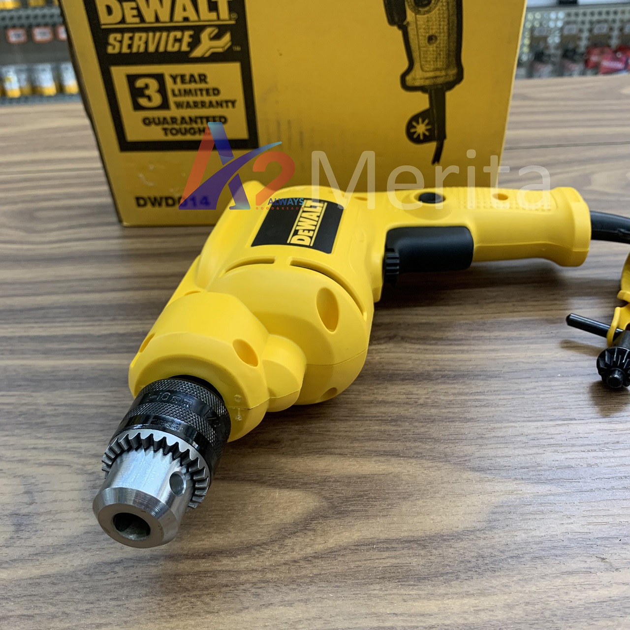 Máy khoan sắt đảo chiều 550W Dewalt DWD014-B1