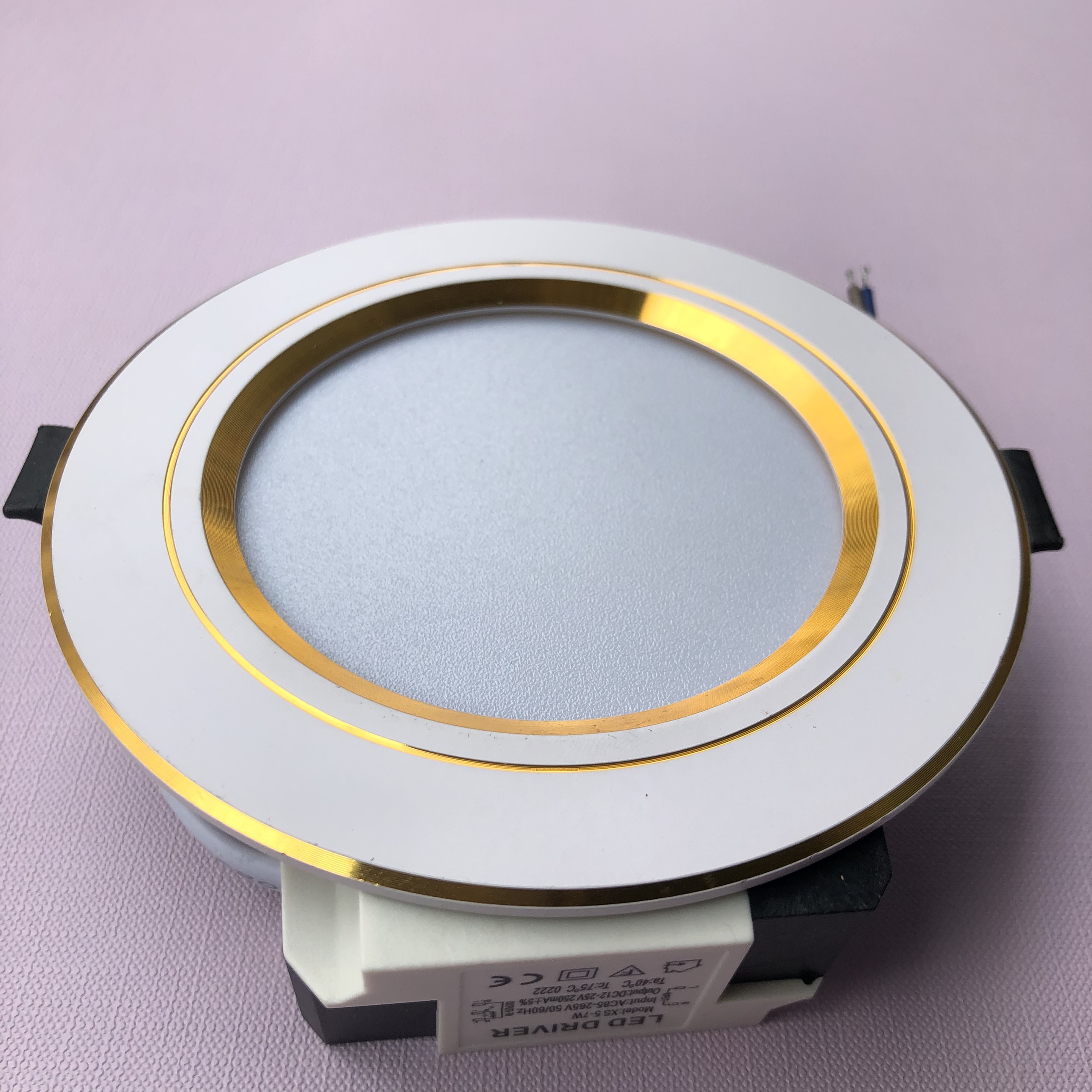 Đèn âm trần 7W viền vàng 3 chế độ màu cao cấp