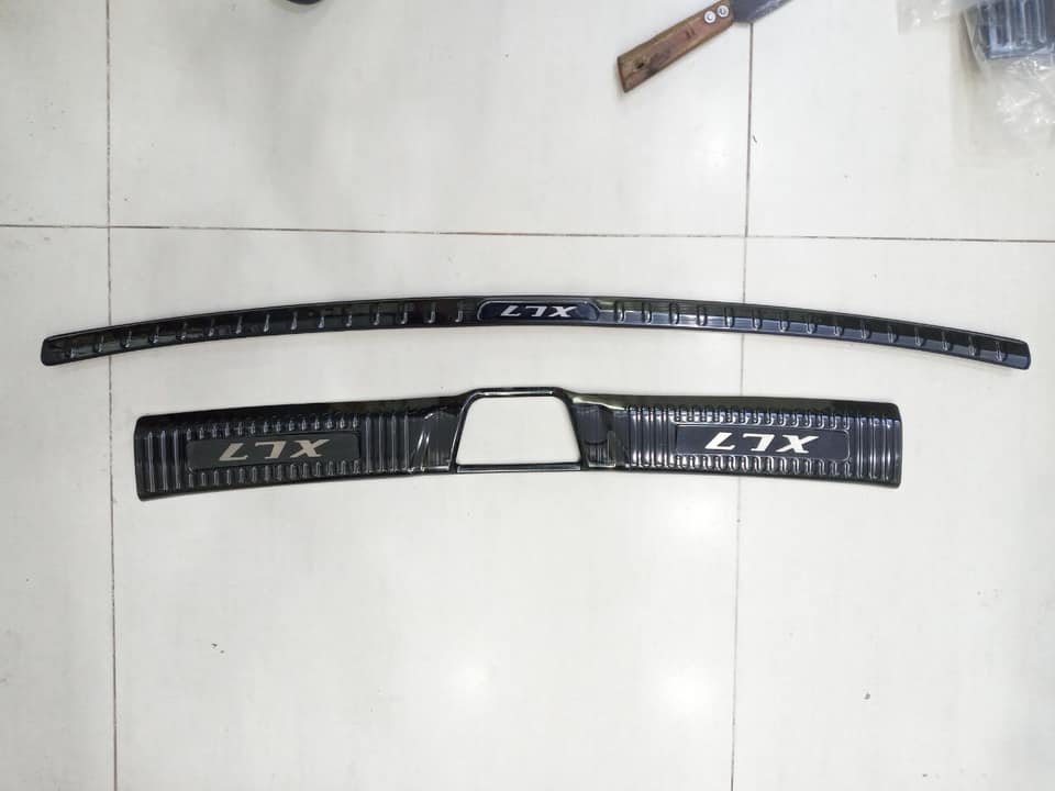 Nẹp chống trày cốp, ốp bậc cốp theo xe SUZUKI XL7 2020 mẫu titan, cacbon chất liệu không gỉ, bảo vệ cốp xe ô tô
