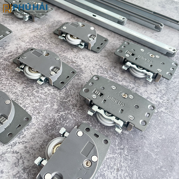 Bộ bánh xe lùa tủ áo giảm chấn Hammer 641