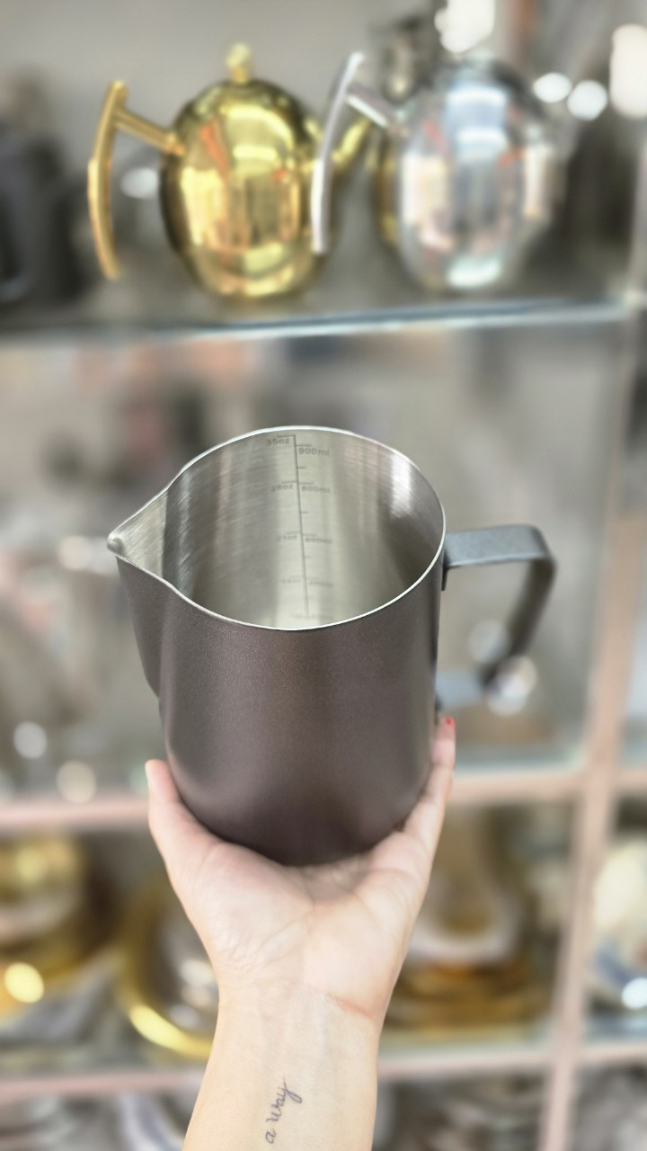 Ca Đánh Sữa inox có vạch chia Màu Đen Đủ Dung Tích