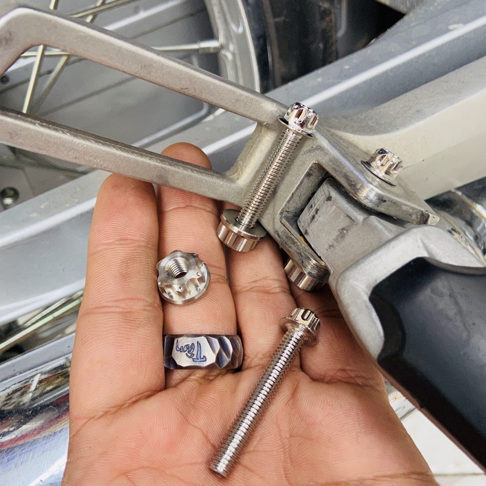 ỐC GÁC CHÂN SALAYA DÀNH CHO XE HONDA ( ỐC TÁN 6LY4)