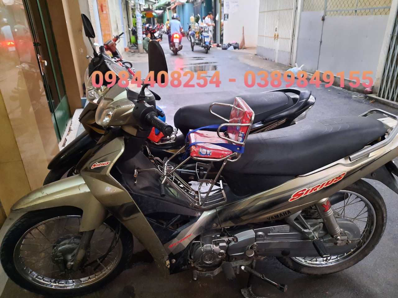 Ghế ngồi xe máy số cho bé có tựa đai