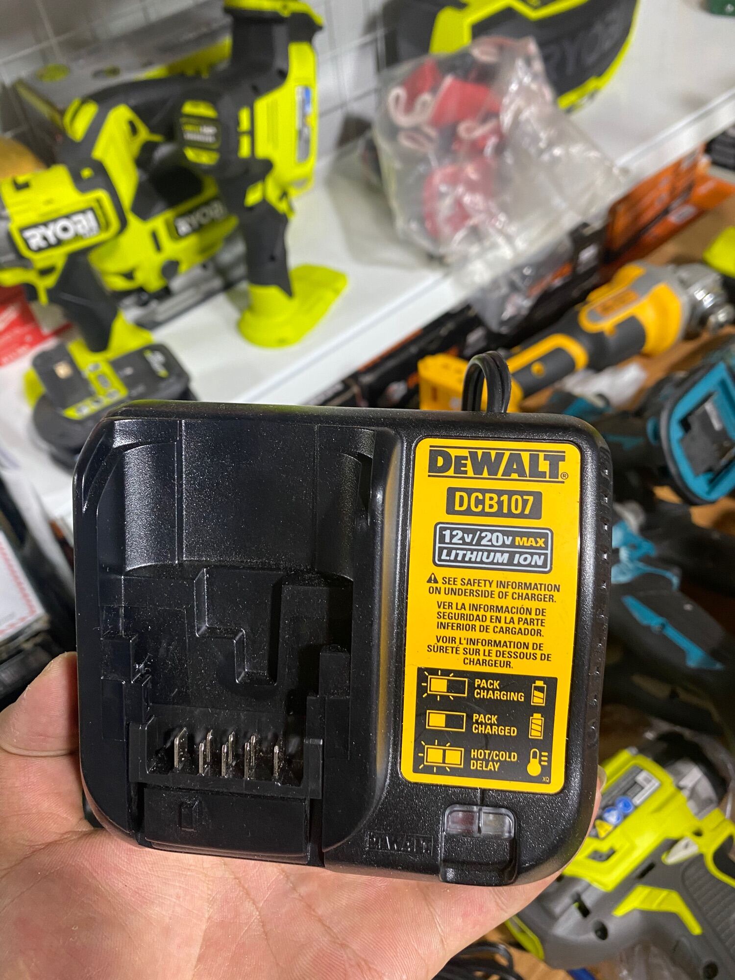 Xạc pin dewalt dcb107 hàng mỹ