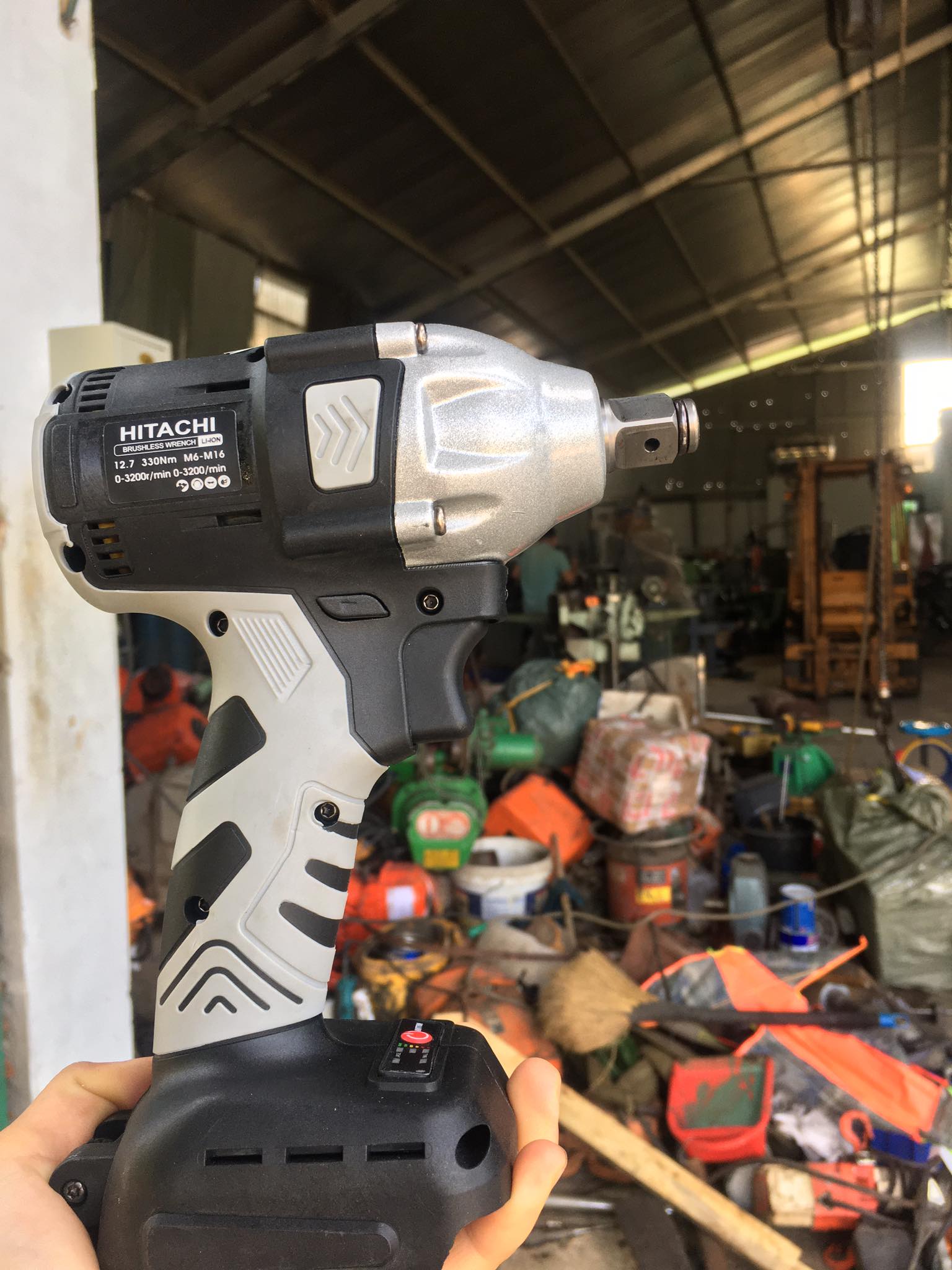 Máy bắn vít hitachi