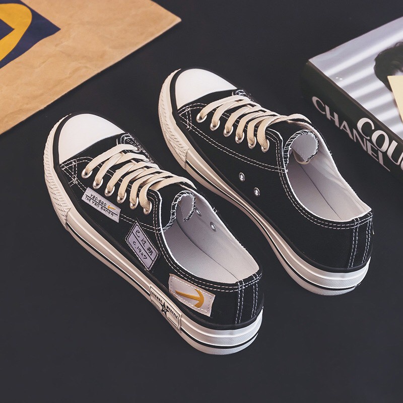 Giày Converse thiết kế giản dị