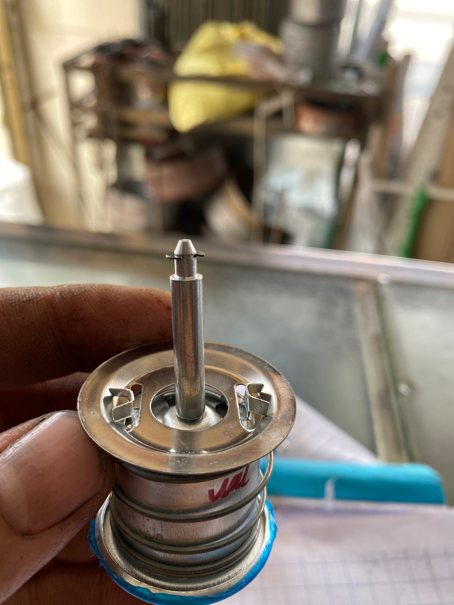 Rờ le nam châm nồi cơm 2 chấu phe gài như hình