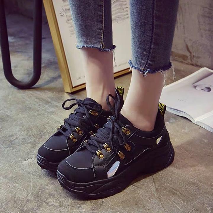 GIÀY SNEAKER THỜI TRAG LỖ ĐINH SIÊU HÓT ĐINH ĐEN