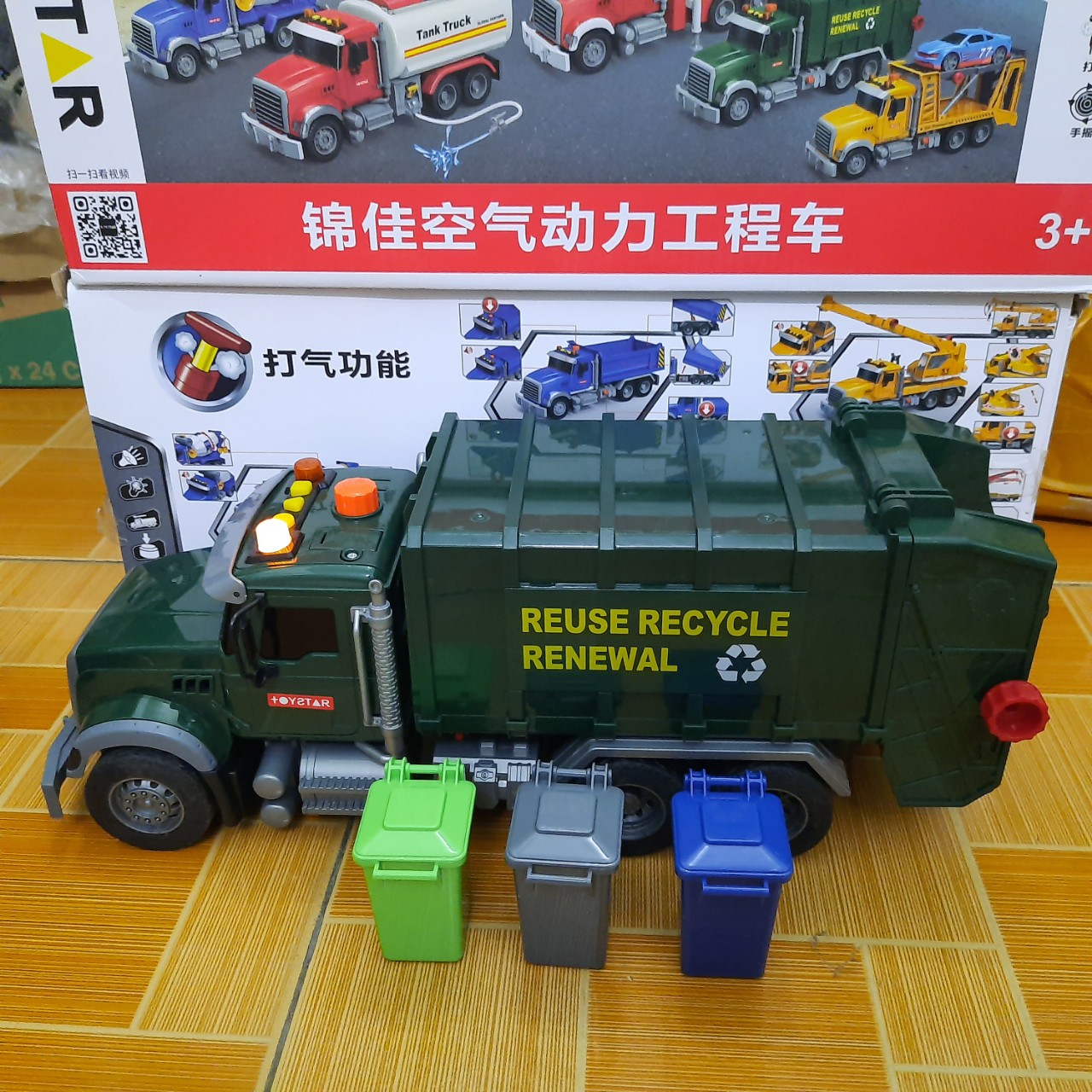 Xe chở rác đồ chơi trẻ em mô hình cỡ lớn màu xanh lá có đèn và âm thanh kèm 3 thùng rác