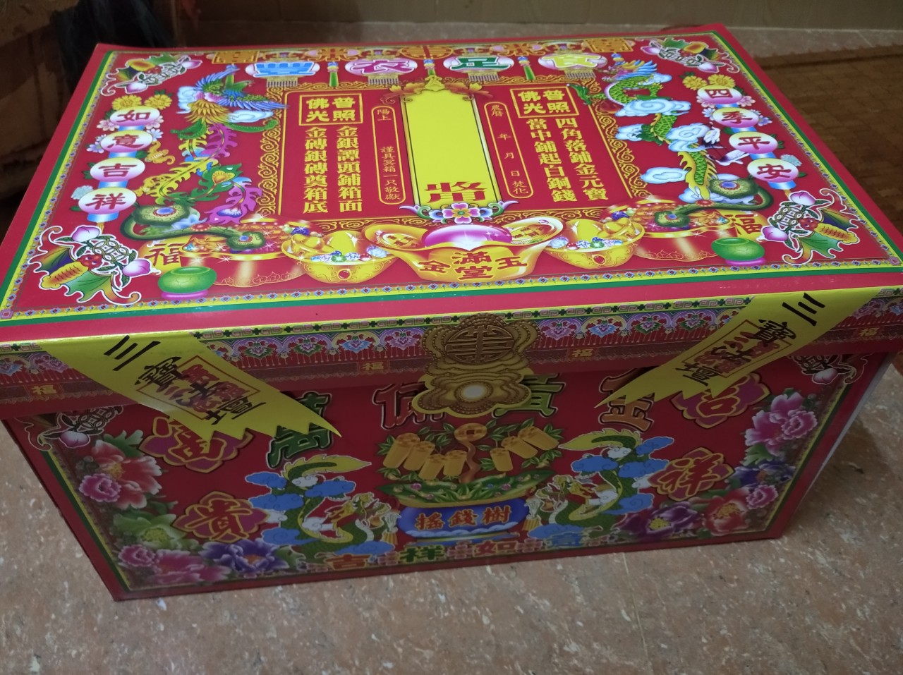 1 cái rương bằng giấy