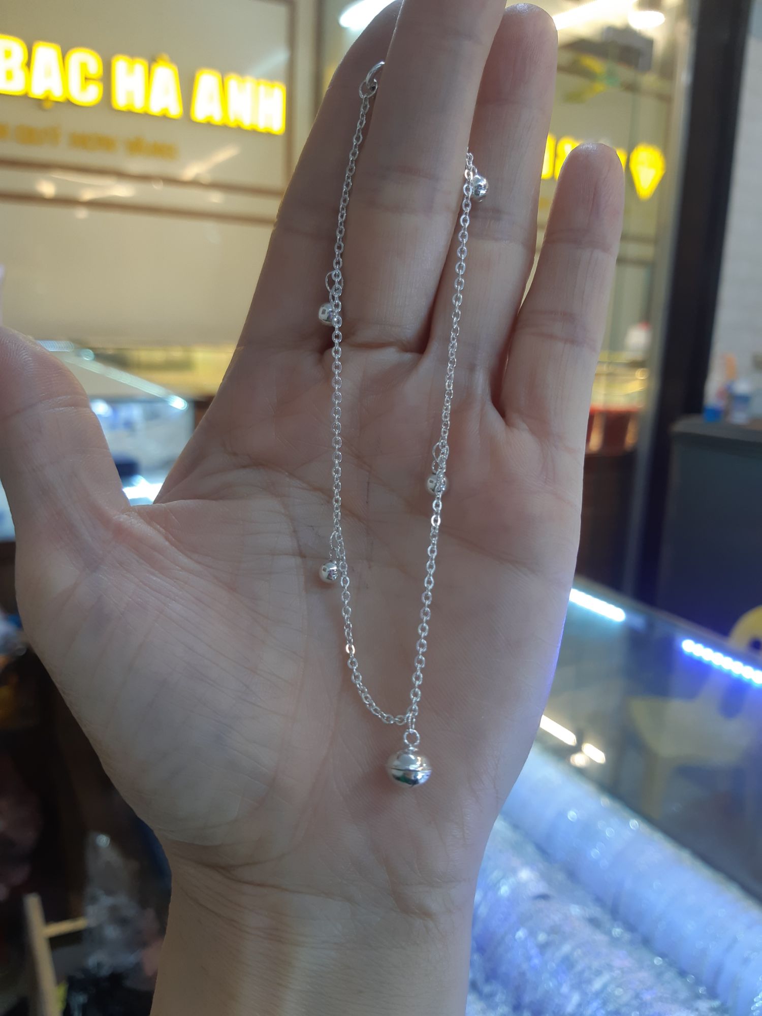 Lắc chân chuông bạc
