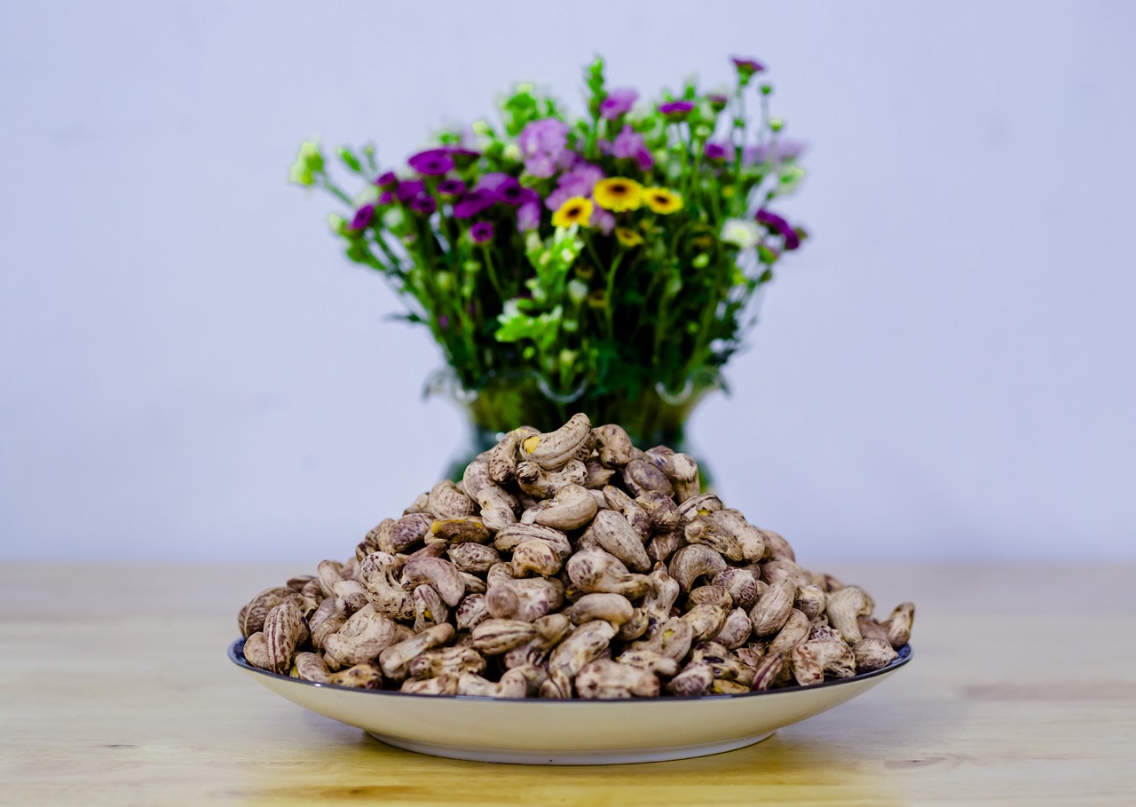 (Hộp giấy 500g) Hạt Điều Rang Muối Còn Vỏ Lụa NĂM TRANG