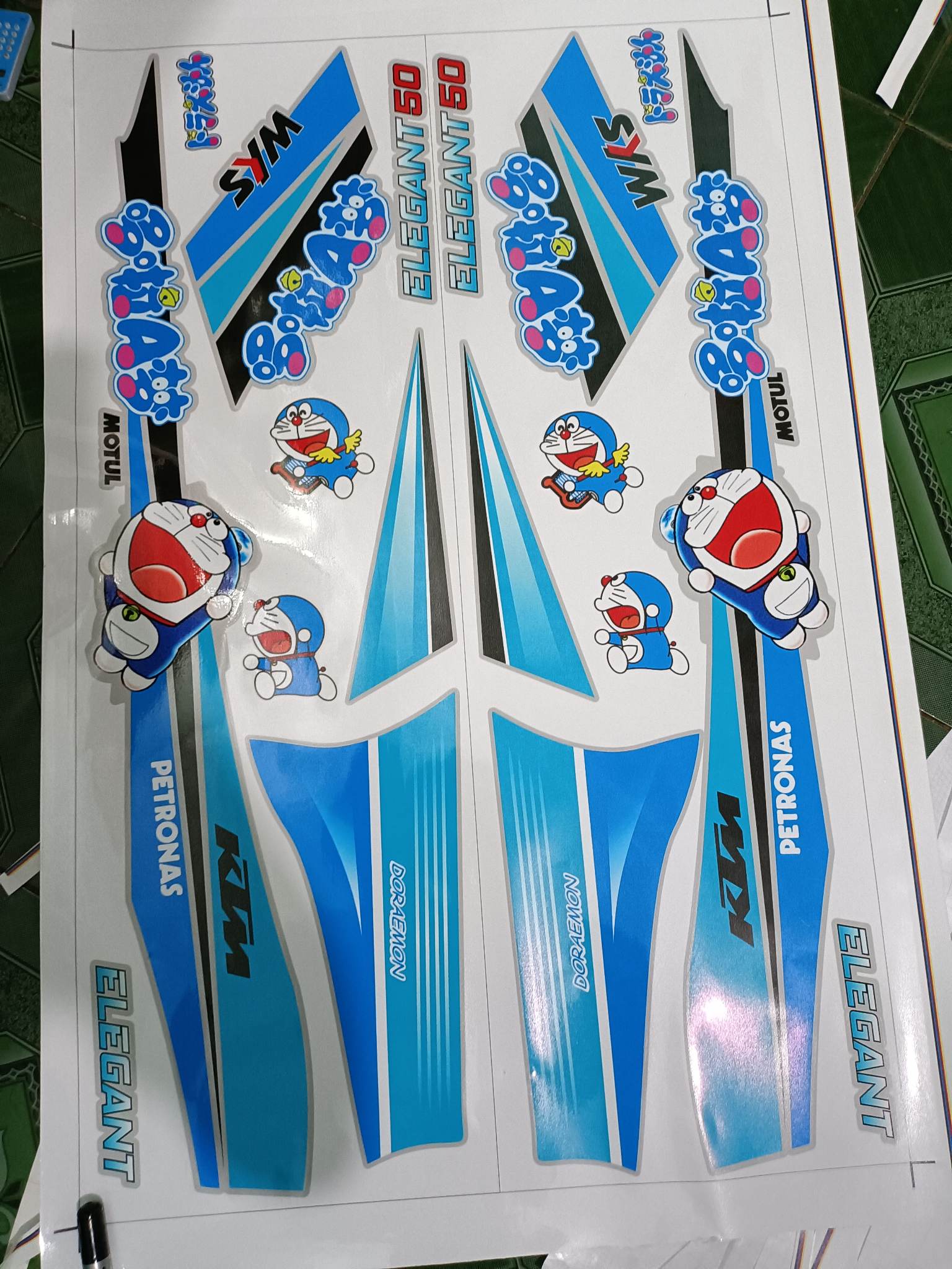 tem rời elegant 50 doreamon xanh ngọc dán xe bạc