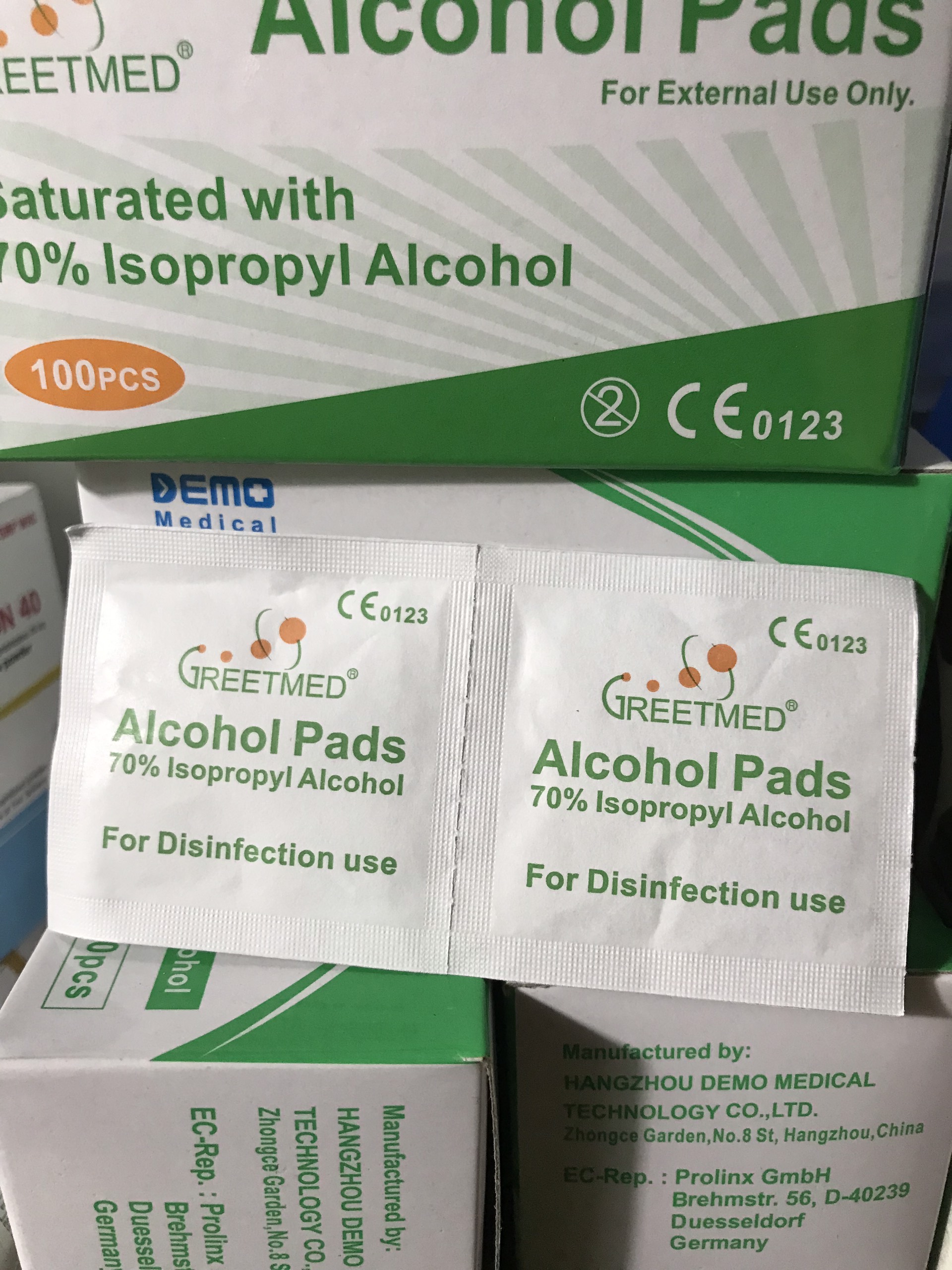 Bông tẩm cồn tiệt trùng (Hộp 100 cái)