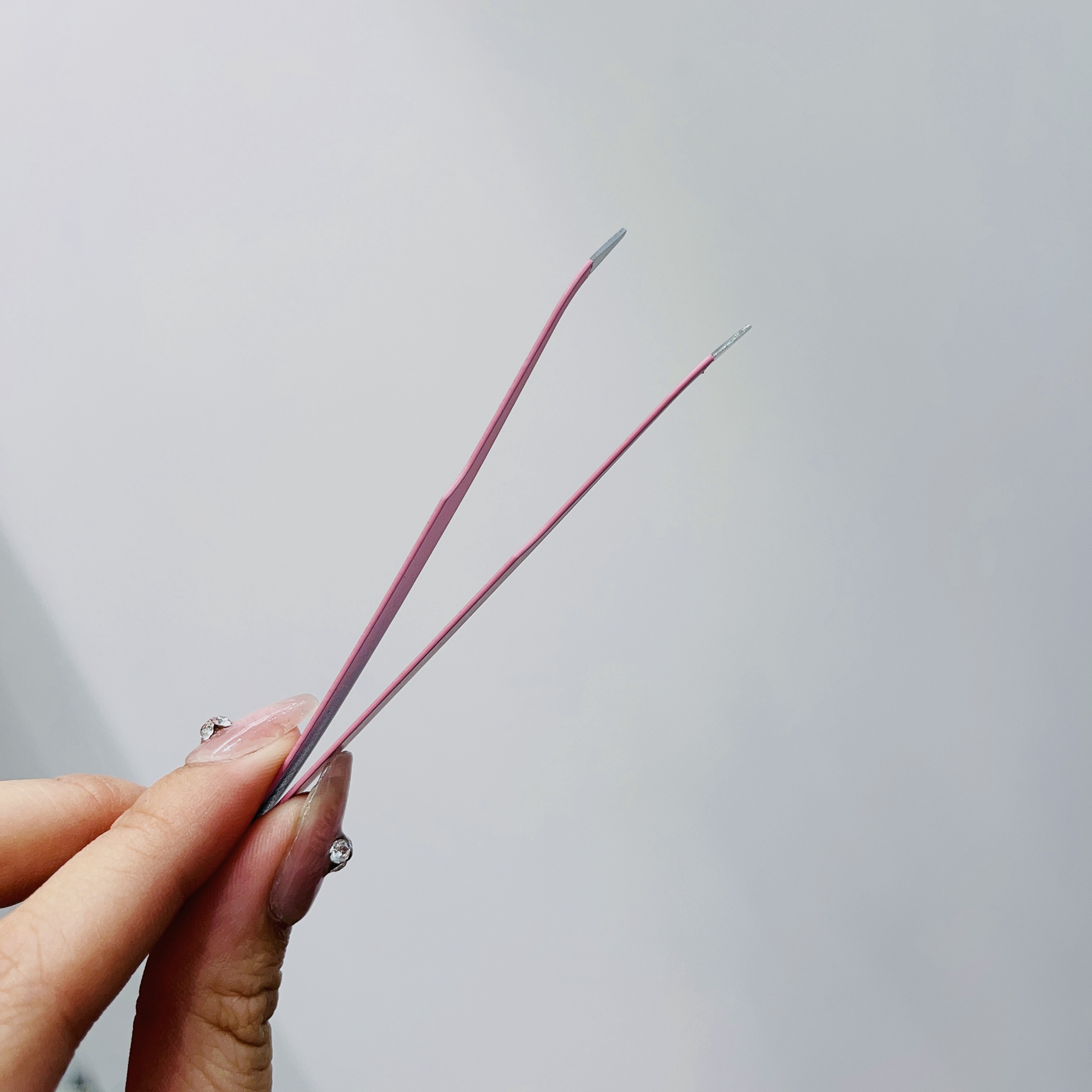 NHÍP GẮN MI GIẢ MŨI NHỌN THÂN HỒNG