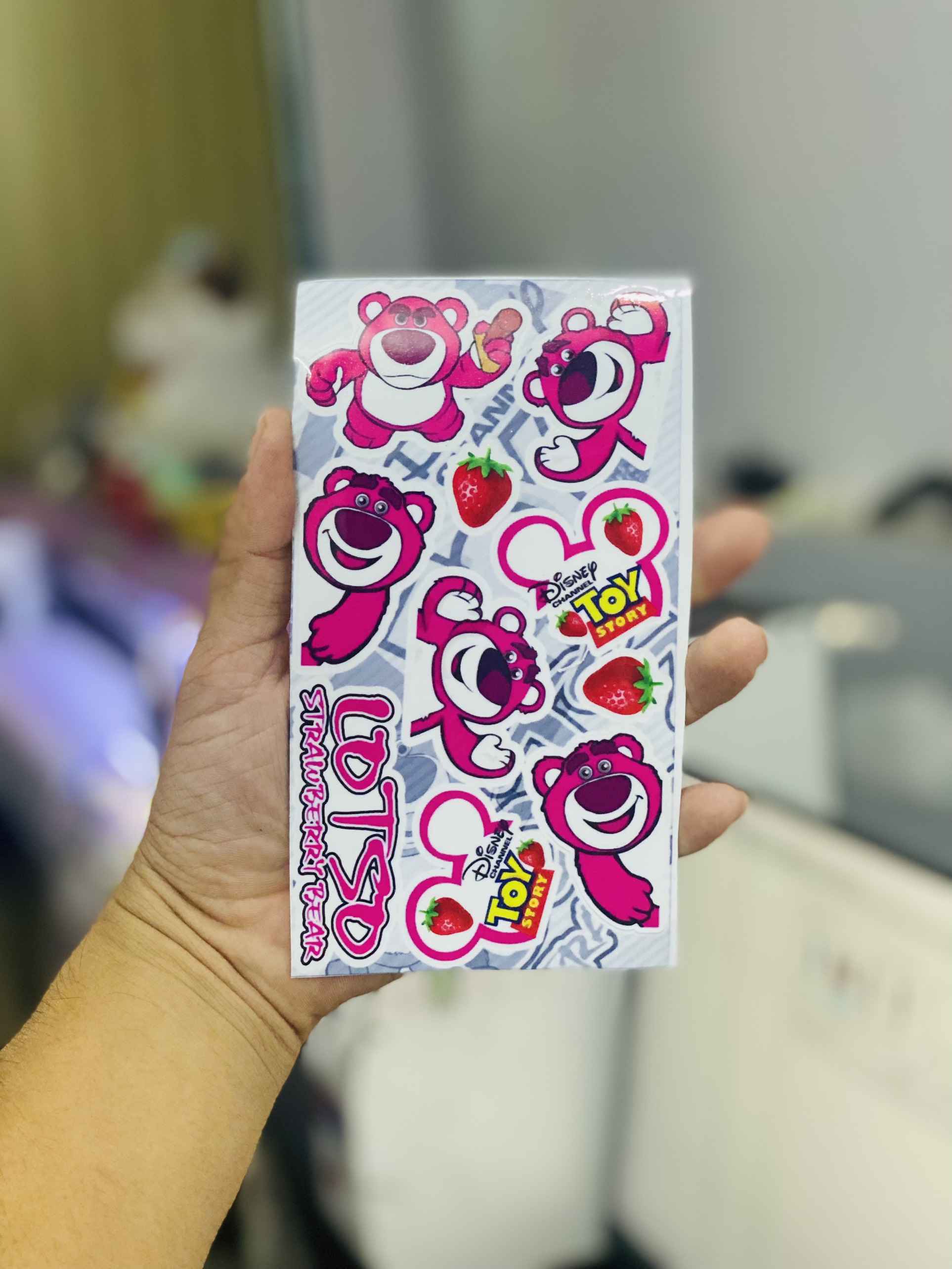 Tem logo gấu dâu lotso mini 12x17cm