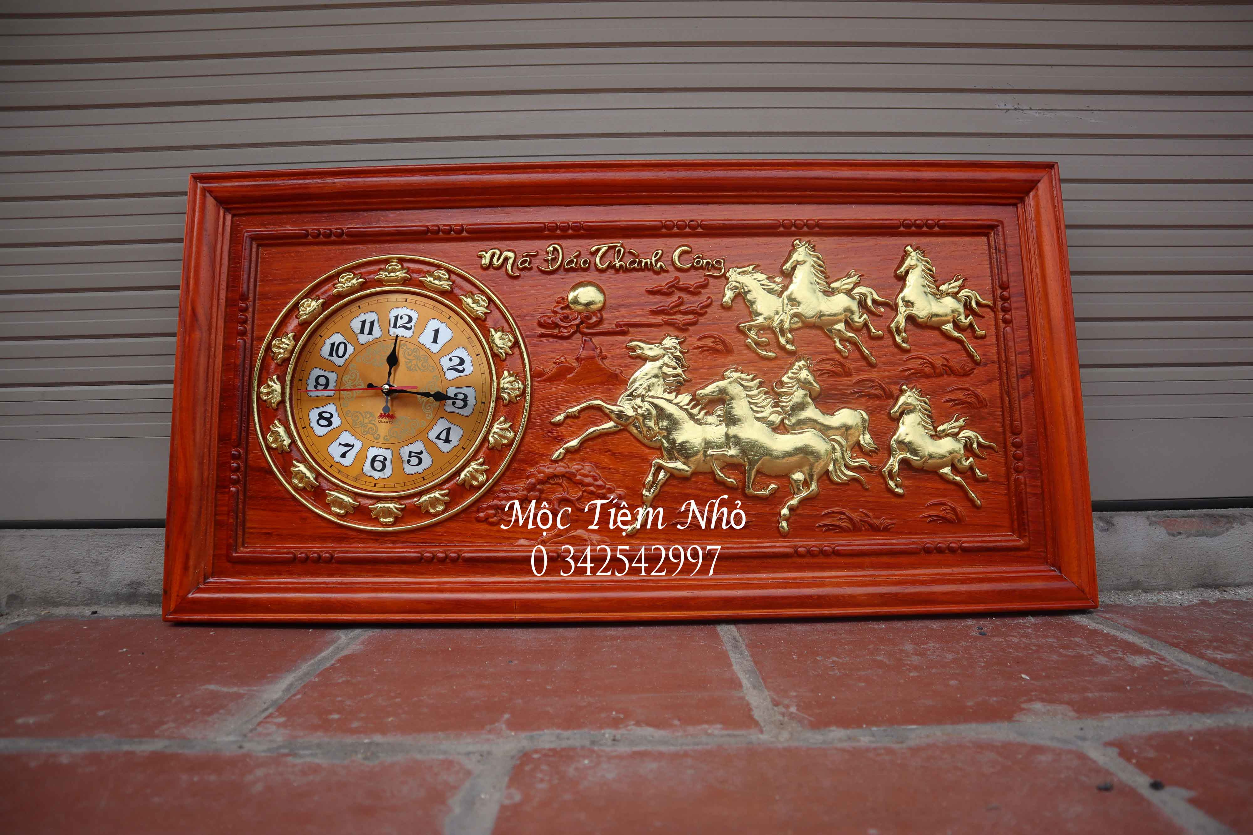 Tranh đồng hồ bát mã đáo thành công gỗ hương đỏ nhập dài 81 rộng 41
