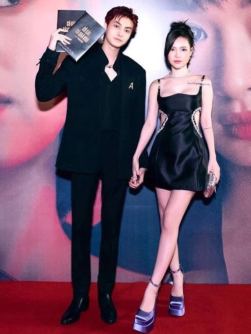 ELPIS - Đầm ngắn cutouts cổ tim (không kết cườm eo) FW22D90
