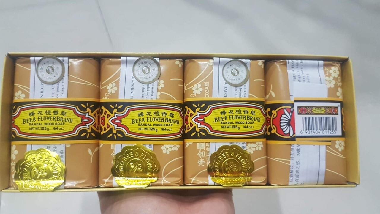 01 cục Xà Bông Trầm Con Ong Bee & Flower Brand