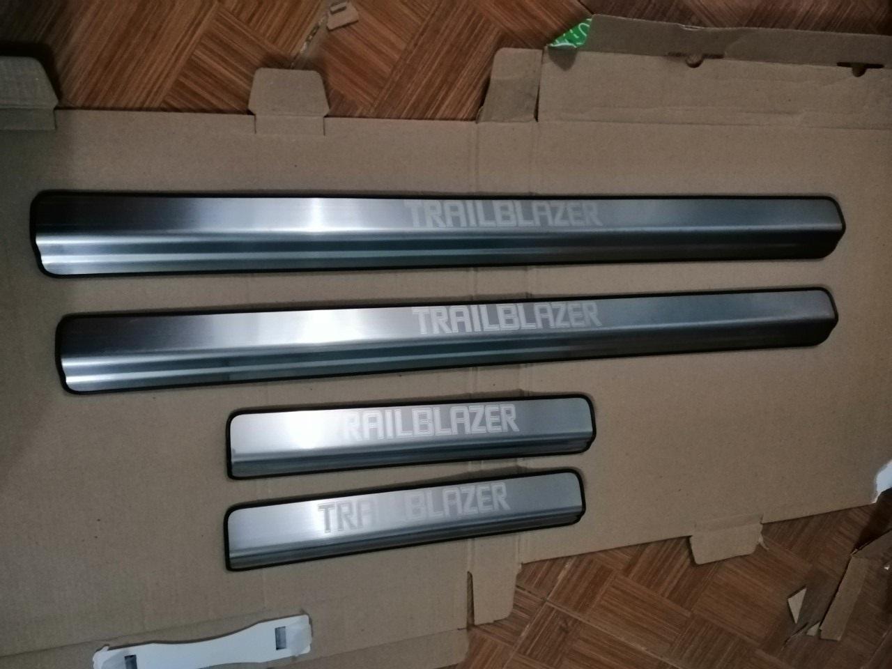 Bộ ốp Bậc Ngoài, nẹp bước chân ngoài Inox xe Chevrolet Trailblazer form 2016-2023