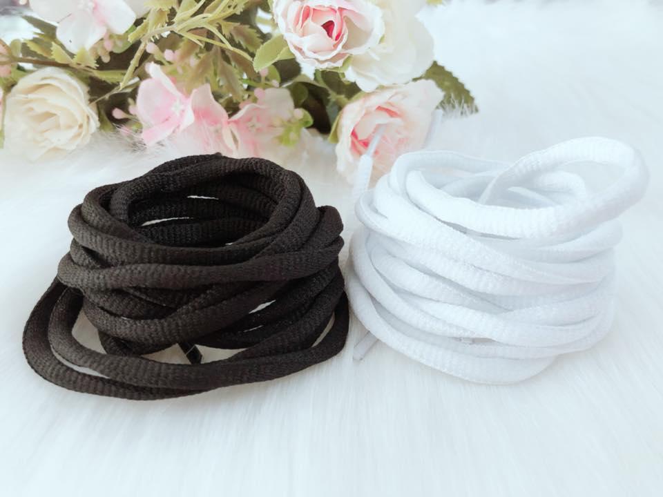Set 2 cặp dây buộc giày sợi tròn, màu trắng và đen.