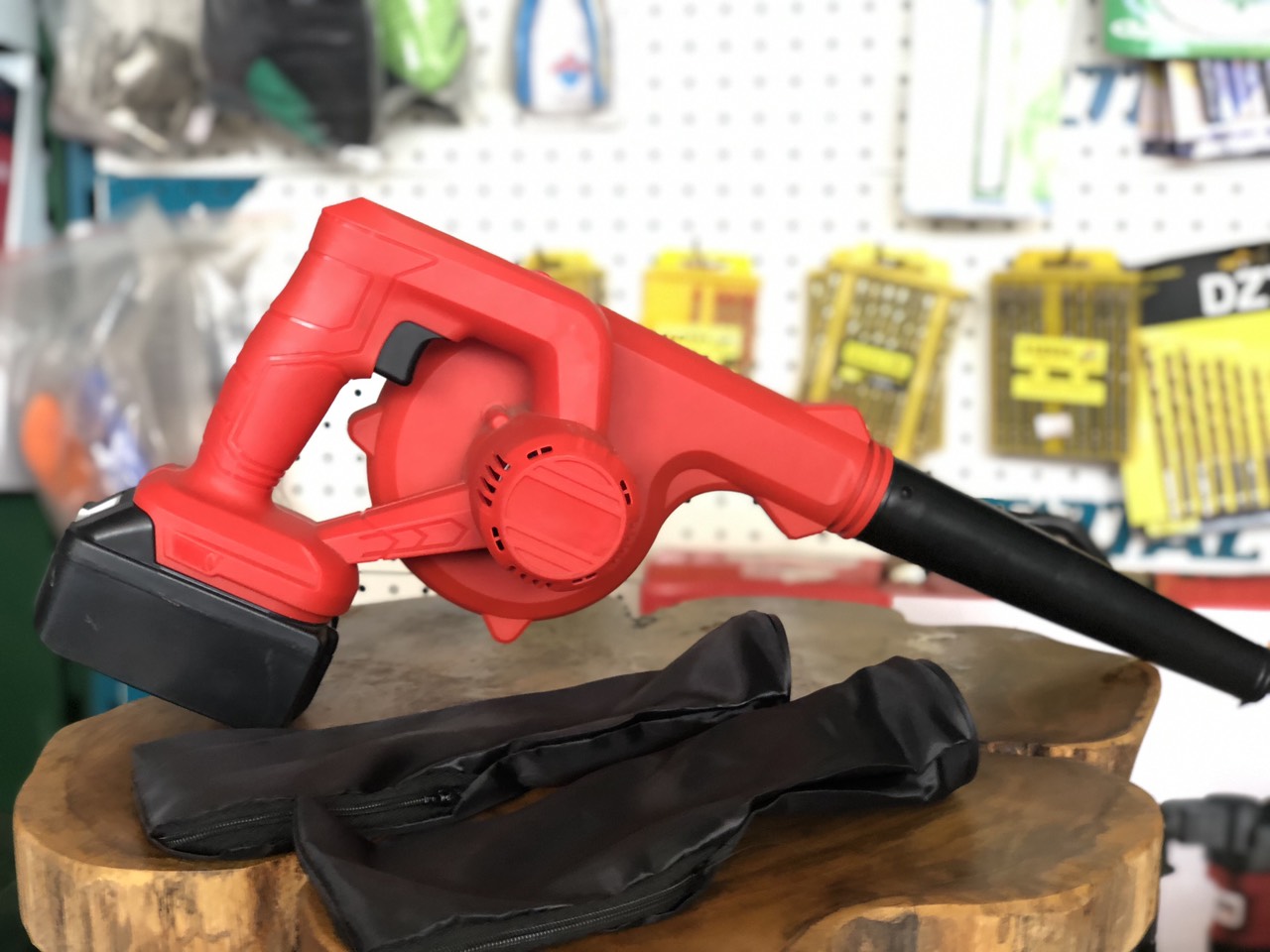 Máy thổi bụi hút bụi dùng pin makita 18v
