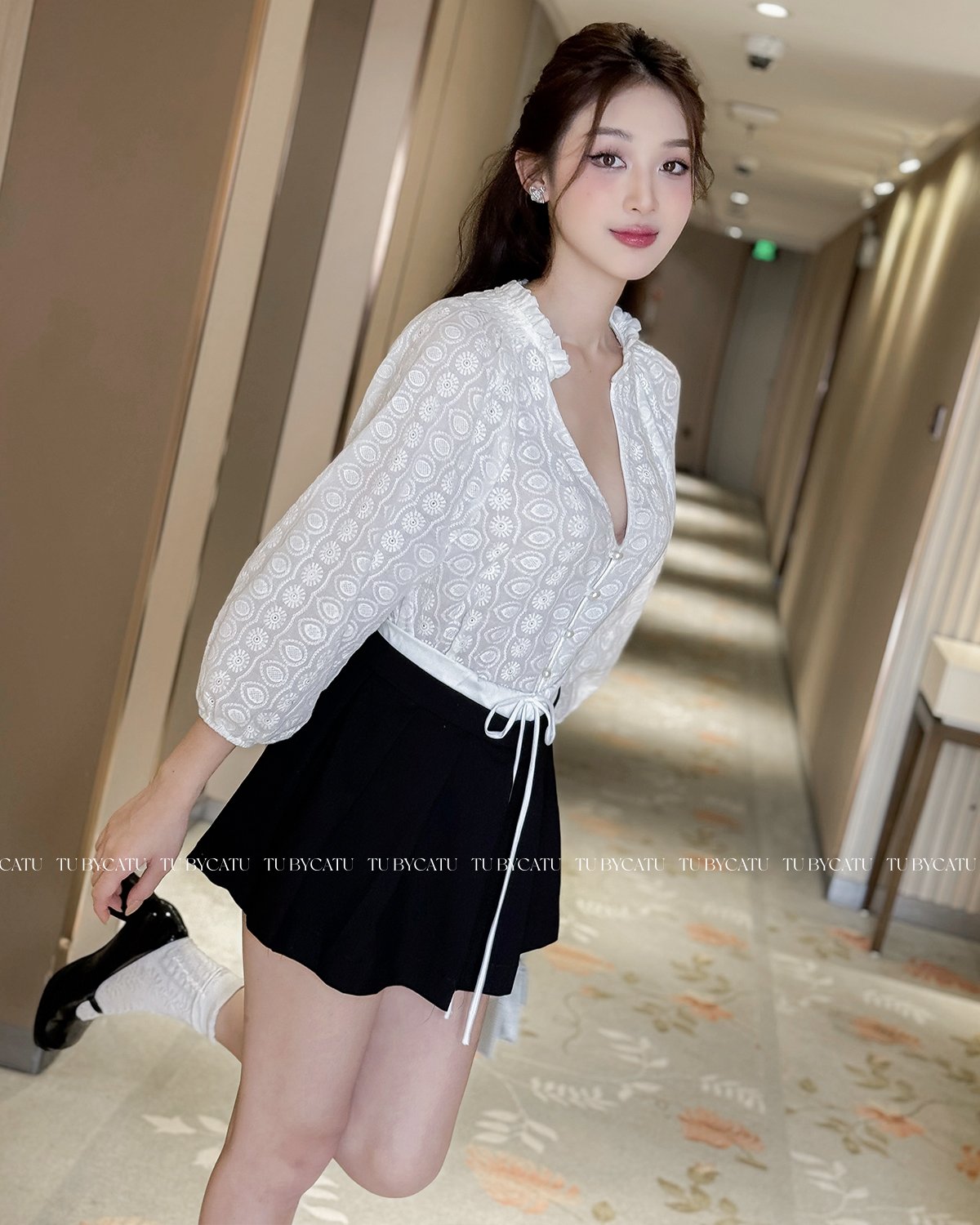 TUBYCATU | Short đen xếp ly lưng trắng