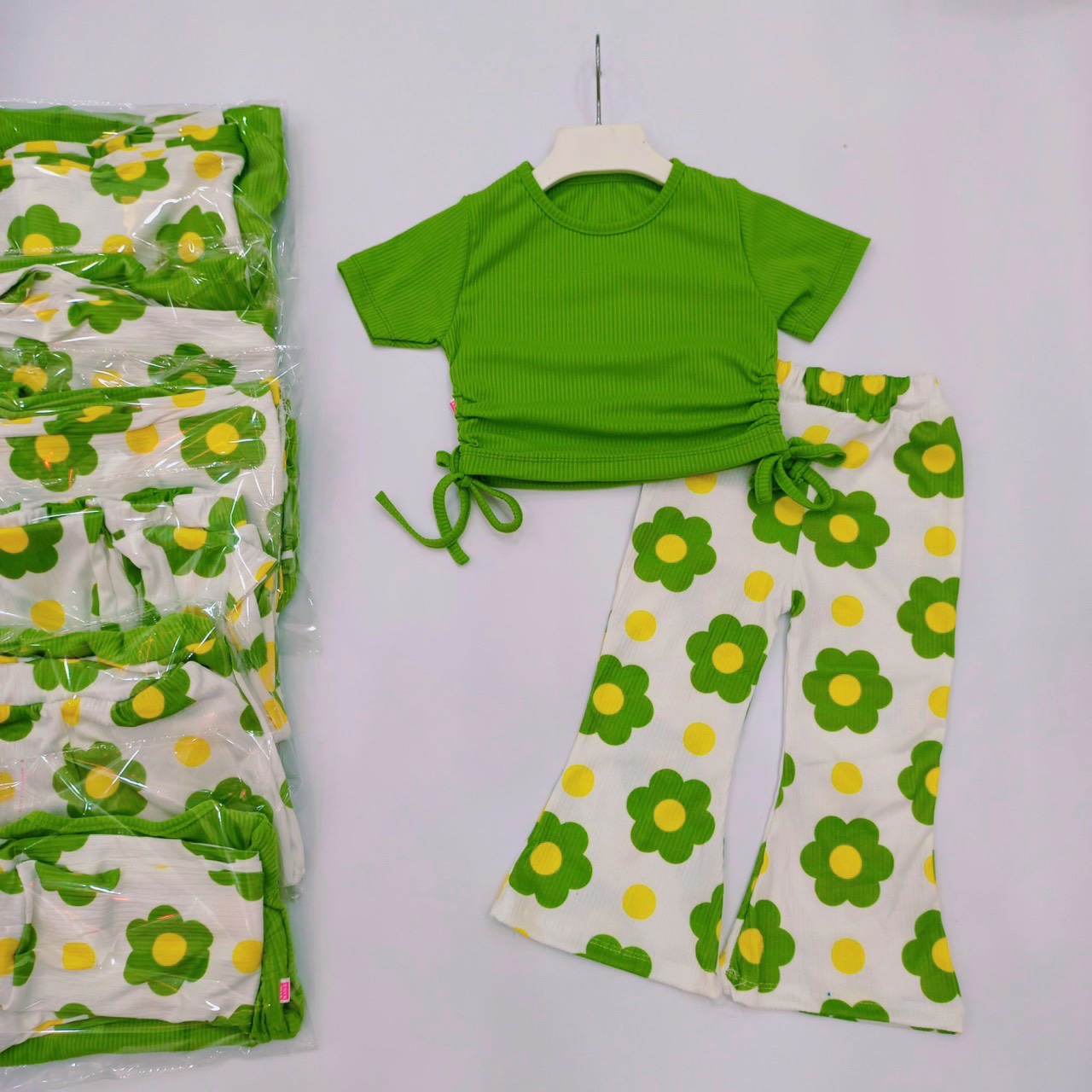Set áo thun sọc khoét vai kèm quần loe điệu đà size từ 7-25kg