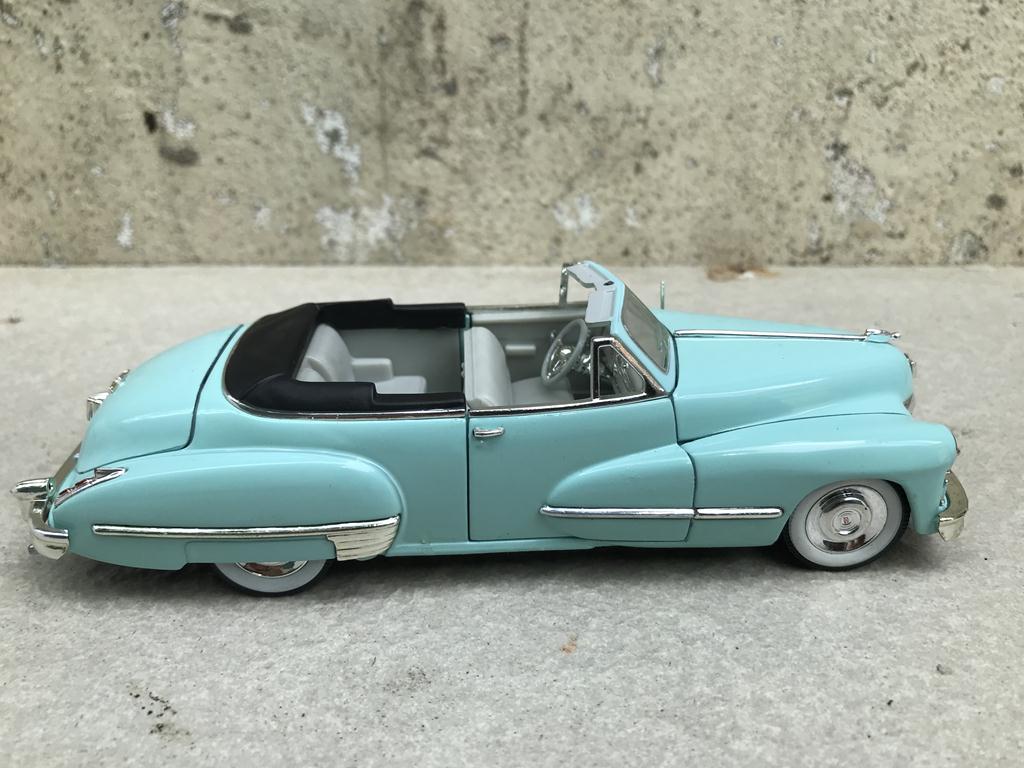 Mô hình xe cổ Cadillac Series 62 1947 - 1:32