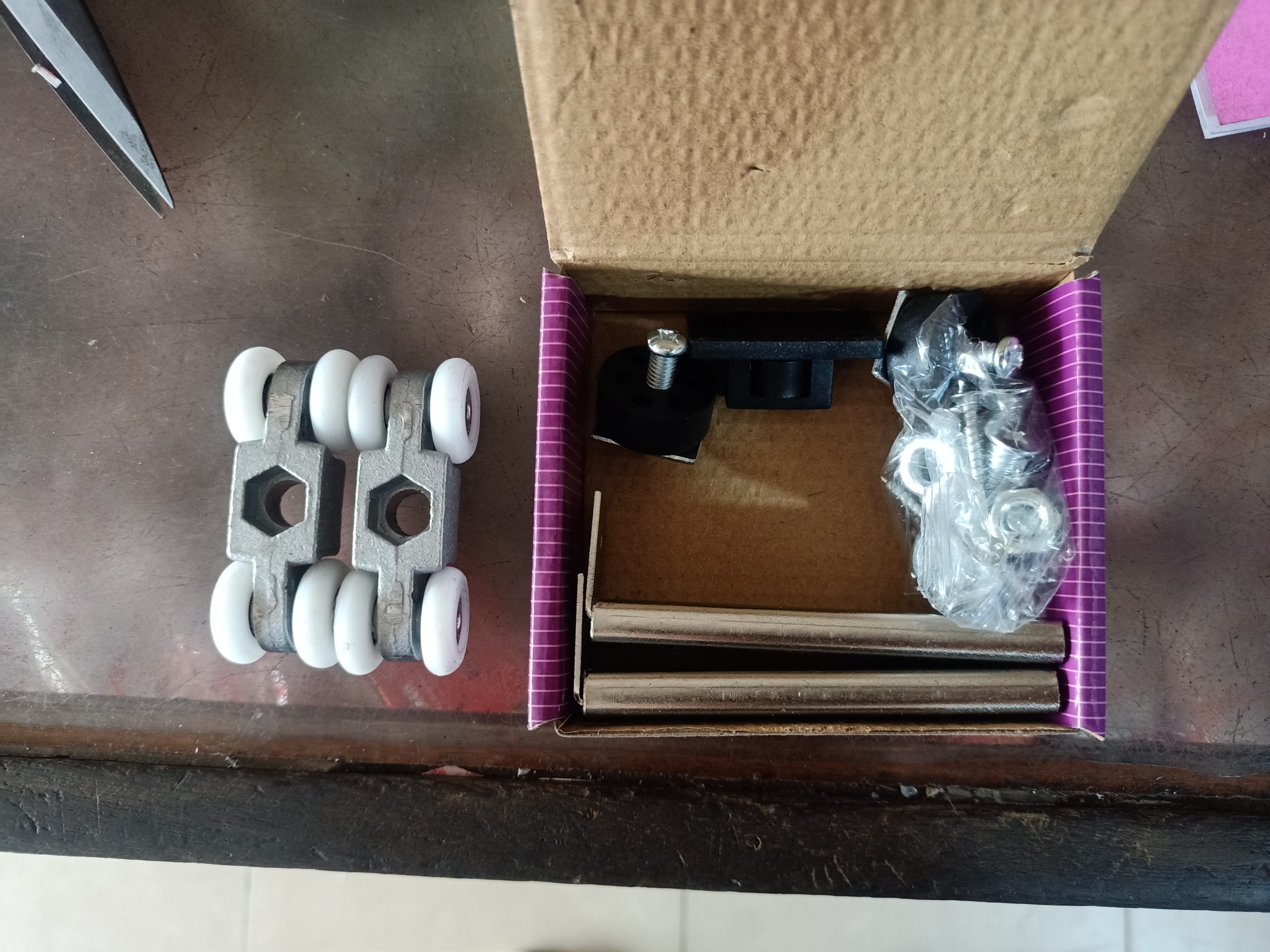 BÁNH XE TREO CỬA LÙA HAMMERED 4 BÁNH