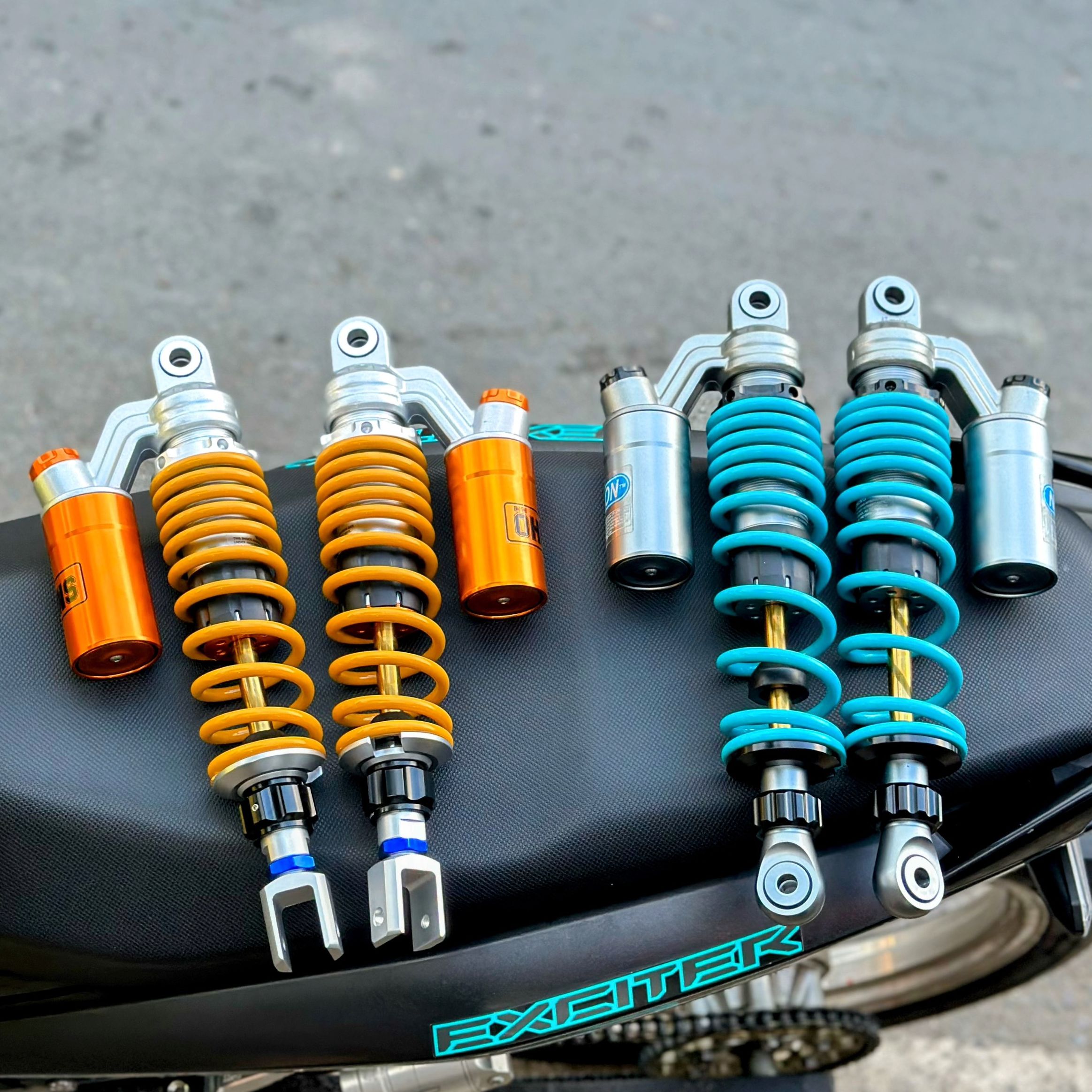 Wave / Sirius Rear Forks Have a Yellow Oil Tank That Can Be Installed on Many Other Vehicle Models.