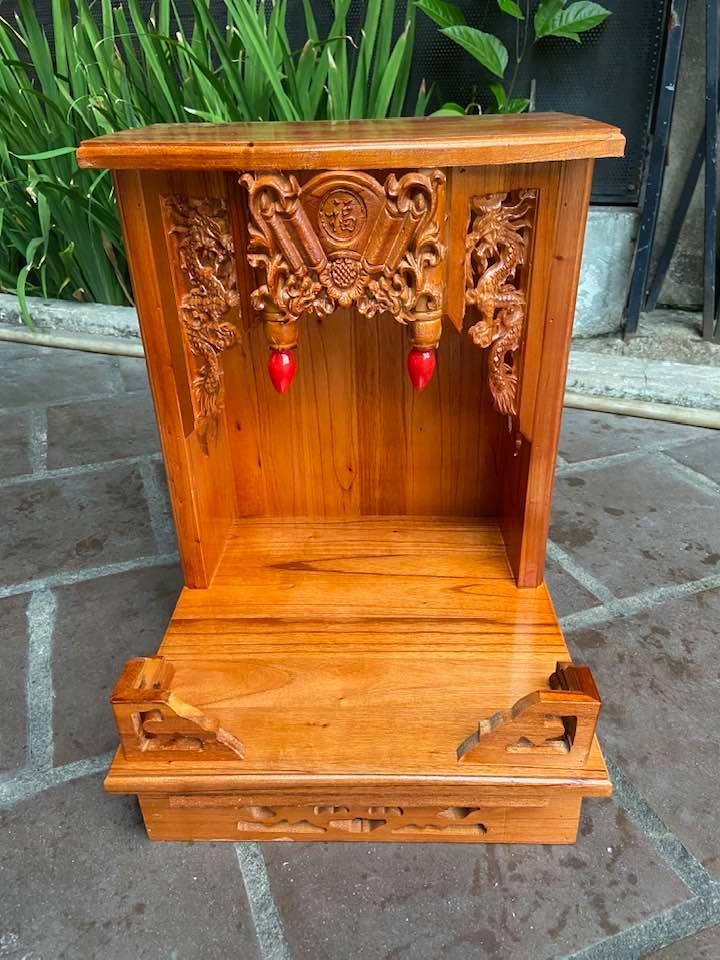 Bàn thờ thần tài gỗ xoan
