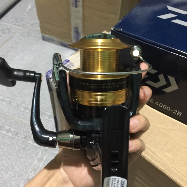 Máy câu cá daiwa 2500 - 4000 2b ( y hình )  (cam kết bảo hành đổi trả trong 2 tuần đầu)